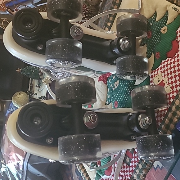 LIGHT-UP SKATES: Roll in style with the new Pulse Light-Up never used - Picture 3 of 7